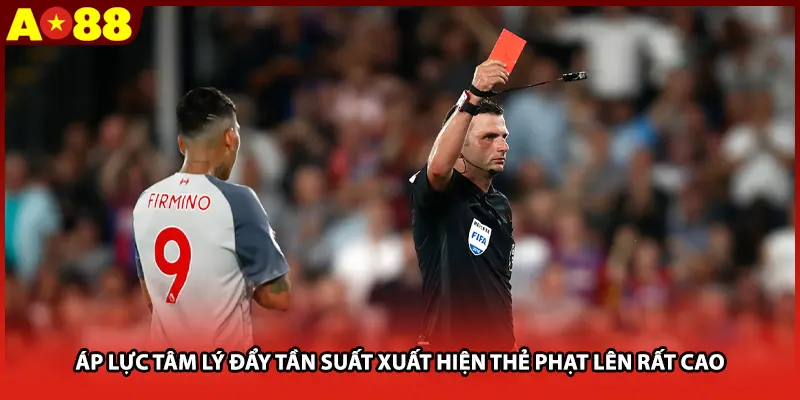 Áp lực tâm lý đẩy tần suất xuất hiện thẻ phạt lên rất cao